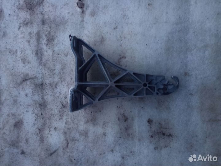 Кронштейн подлокотника Audi A8 D3