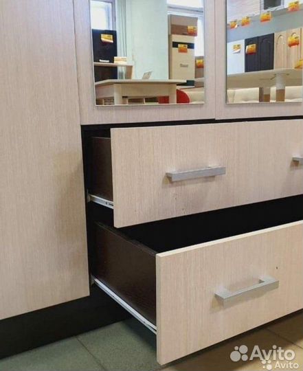 Шкаф распашной 4 двери +с зеркалам новый в наличии