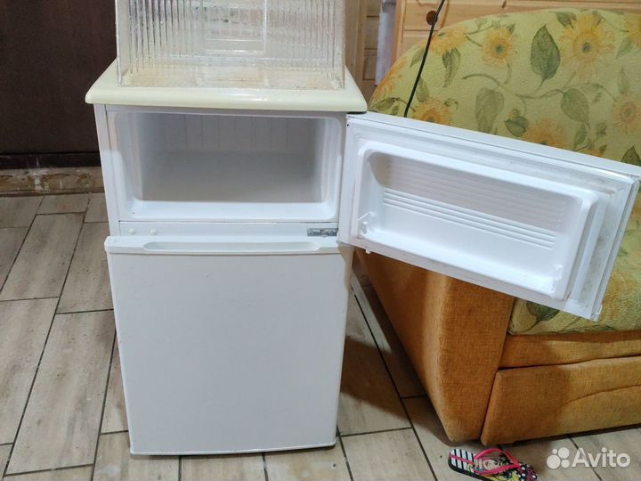 Холодильник маленький с морозильной камерой