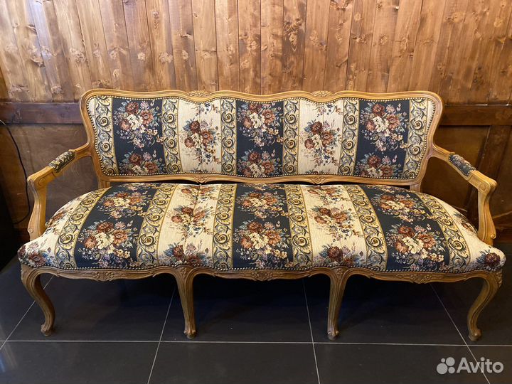 Старинный диван