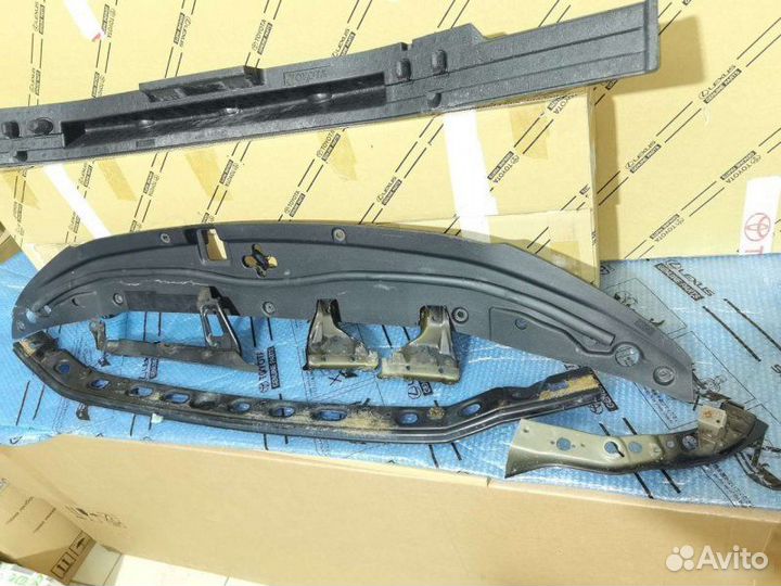 Накладка замка капота Toyota Land Cruiser 200