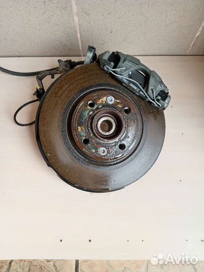 Передний супорт на рено сандеро 2 2014г правый