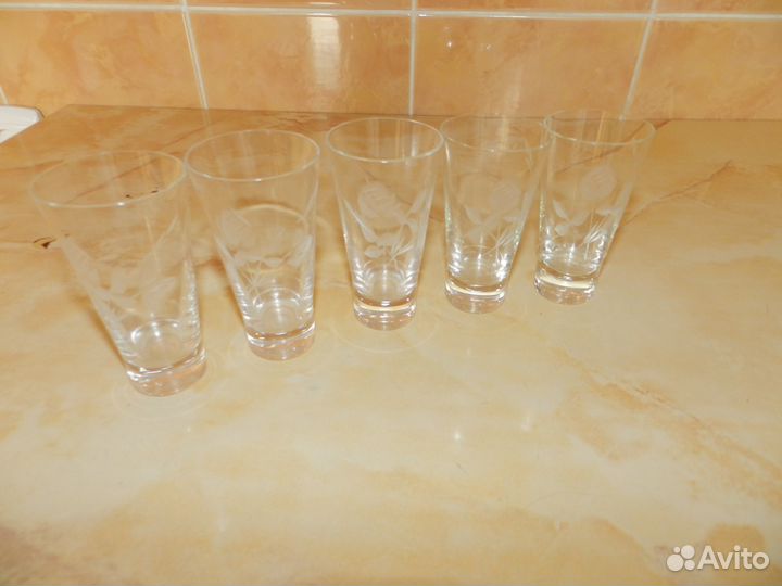 Стеклянные рюмки и фужеры