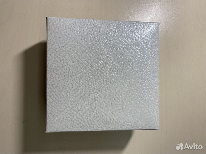 Брошь ручной работы из натуральной кожи