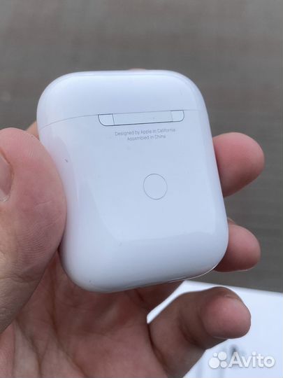 Apple AirPods 2 Wireless Charging Case