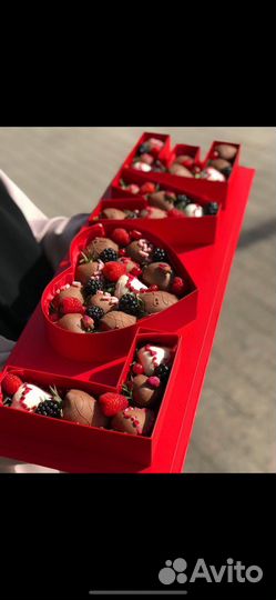 Подарочные коробки для цветов клубники в шоколаде