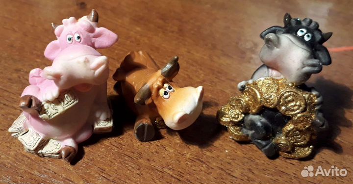 11 маленьких фигурок (символ года)