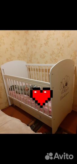 Детская кроватка с маятником