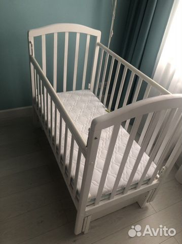 Детская кроватка с продольным маятником