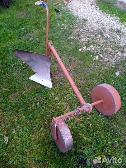 Мотоблок с комплектом плуг, окучивальник, борона