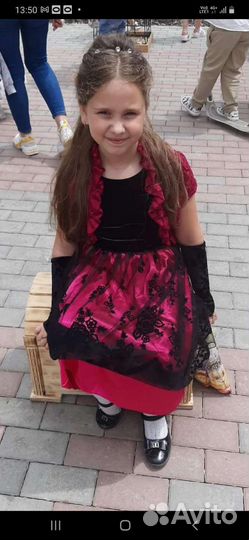 Нарядное платье для девочки на 6-8 лет