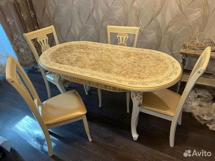 Кухонный стол и стулья