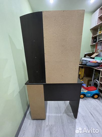 Туалетный столик с зеркалом