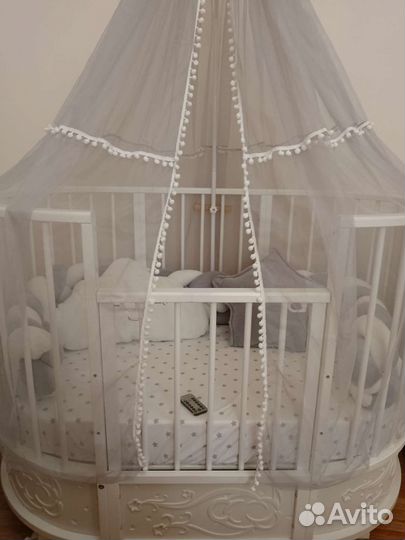 Детская кроватка с маятником и подсветкой в низу