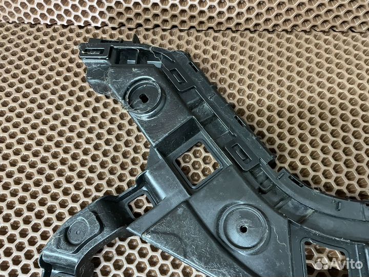 Кронштейн крепления заднего бампера VW Passat B8