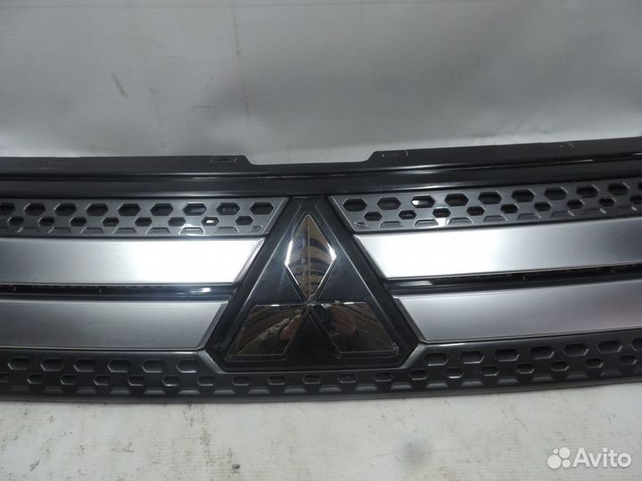Решетка радиатора Mitsubishi Outlander 2018
