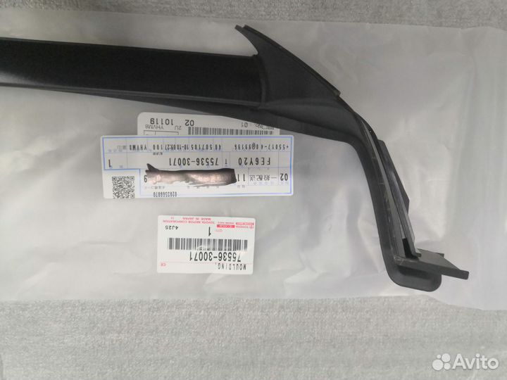 Молдинг лобового стекла Crown 220 правый