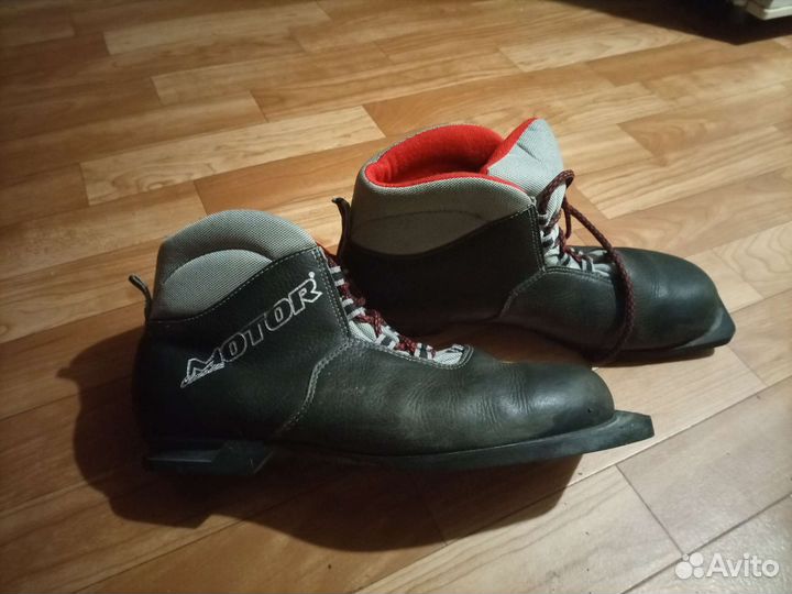 Лыжные ботинки и лыжи