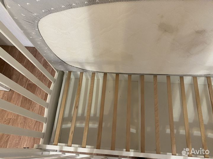 Детская кроватка с выдвижным ящиком и матрасом