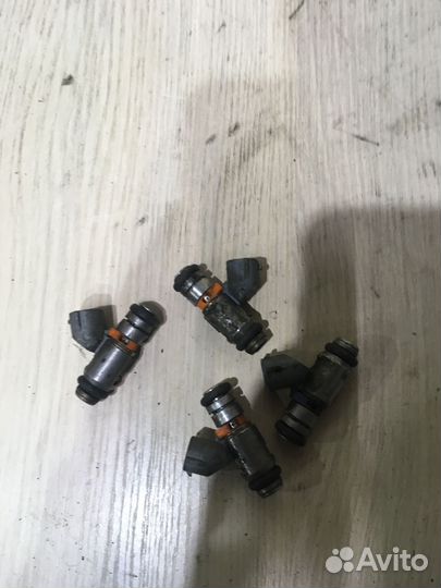 Форсунка топливная Фольксваген Гольф 4