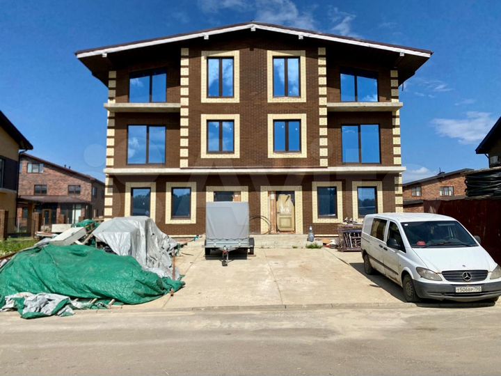 Дом 330 м² на участке 4 сот.