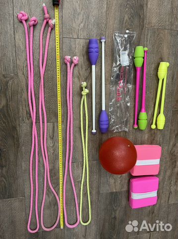 Скакалка, булавы, мяч, подушки