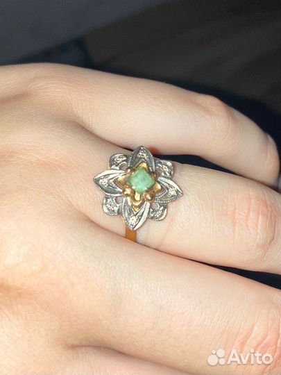 Кольцо с бриллиантом