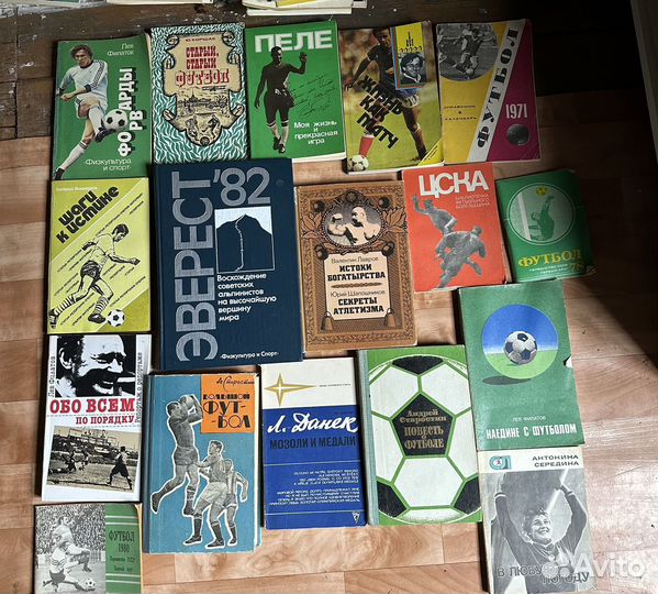 Много книг по футболу