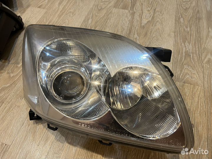 Фары на toyota avensis T250 левая, правая