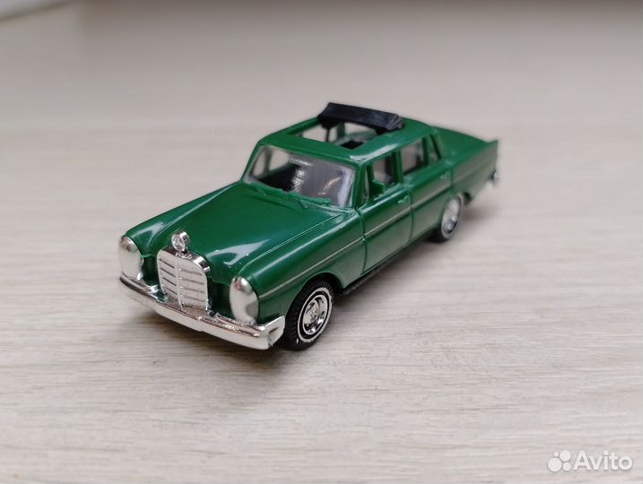 A26.1) Mercedes Benz 220 (W111) 1959-1971 зелёный