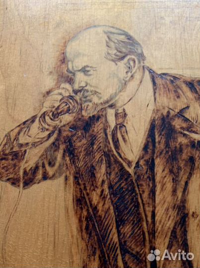 Деревянное панно Ильич в Смольном