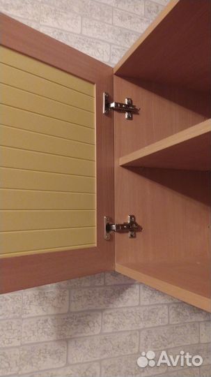 Настенный полку с дверками