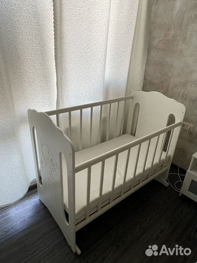 Пеленальный комод с кроватью и матрасом