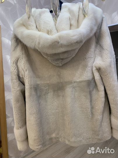 Шуба из меха бобра с отделкой из норки