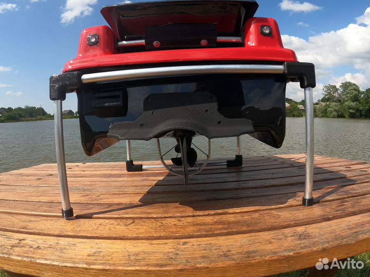 Прикормочный кораблик для рыбалки