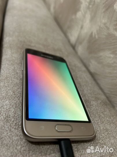 Телефон Samsung Galaxy J1