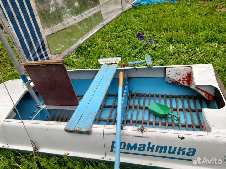 Лодка Романтика с парусом