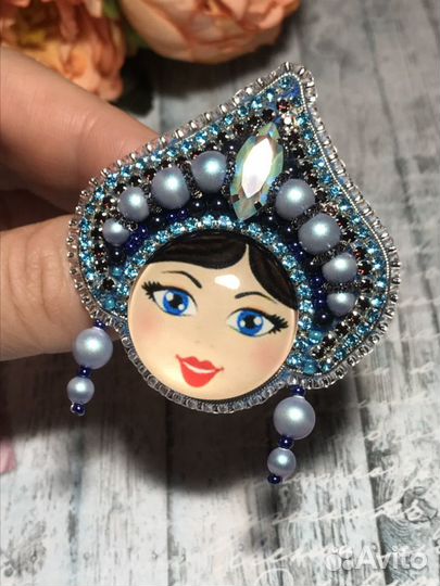 Брошь из бисера Русская красавица