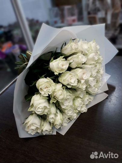 Букет белых роз 35шт