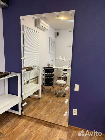 Гримерное зеркало без рамы с лампочками