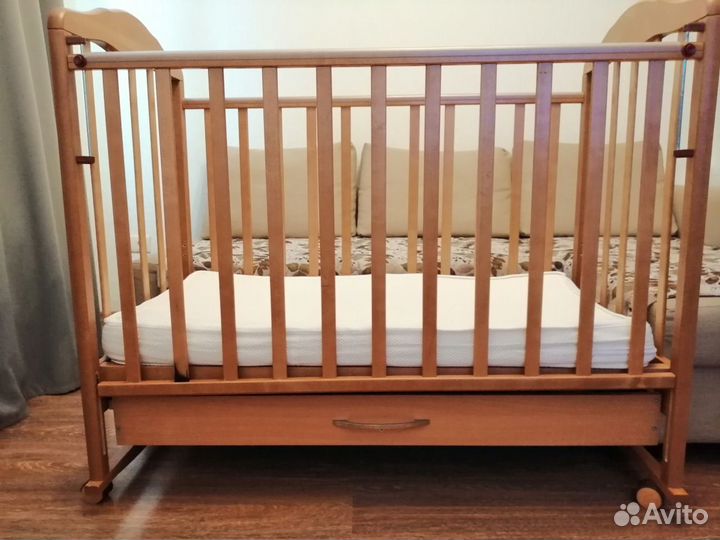 Детская кроватка и пеленальный столик