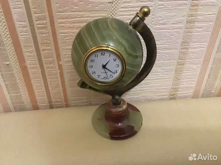 Часы из оникса