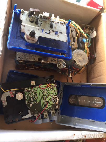 Старые кассетные магнитофоны в разобранном виде