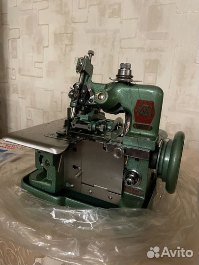 Швейная машинка оверлок трехнитка