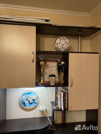 Компьютерный стол с полками и ящиками