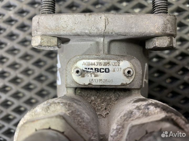 4613152640 Кран тормозной главный