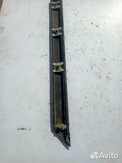 Молдинг крыла заднего правого Volkswagen Golf 3