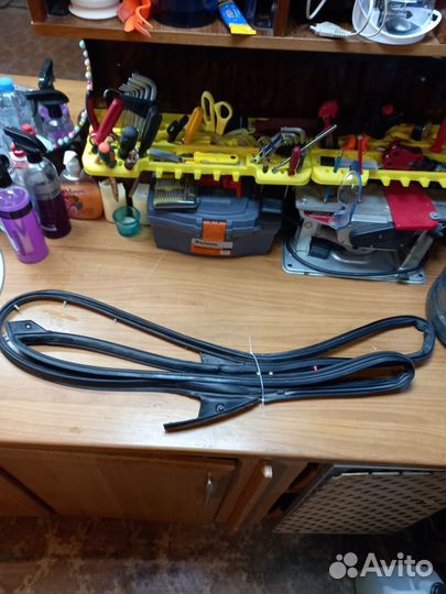 Молдинги и уплотнители дверей передних левых