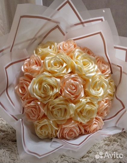 Розы из атласных лент