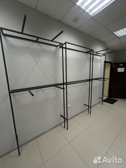 Вешало для магазина одежды